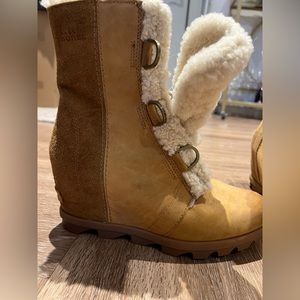 Worn Once Sorel Boots (missing laces) size 8.5
